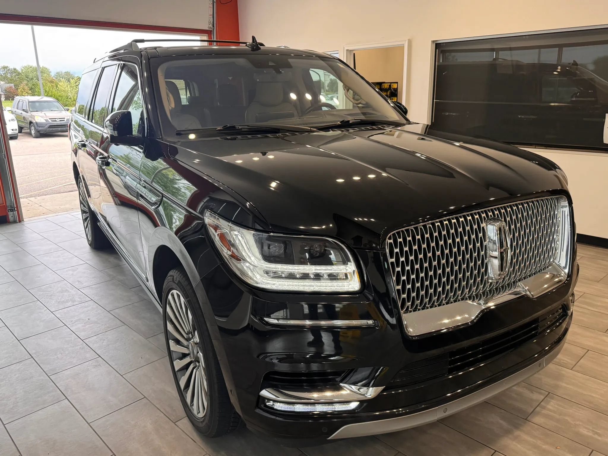 Used 2019 Lincoln Navigator L Reserve w/ Cargo Package AWD/4WD image 2