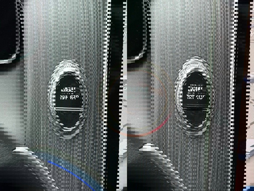 Used 2025 Mercedes-Benz GLC 350e 4MATIC image 27