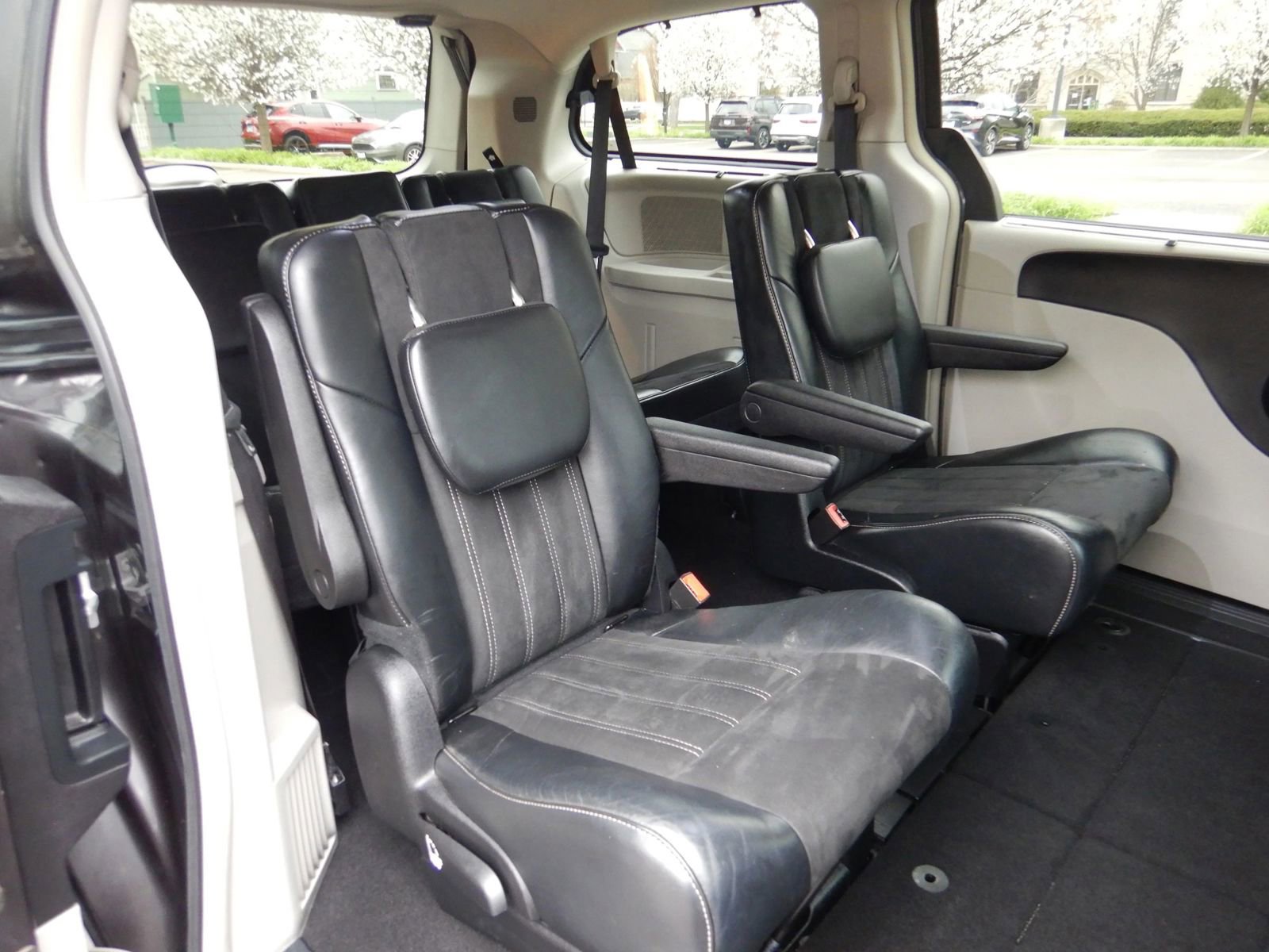 Used 2016 Chrysler Town & Country Limited FWD image 23