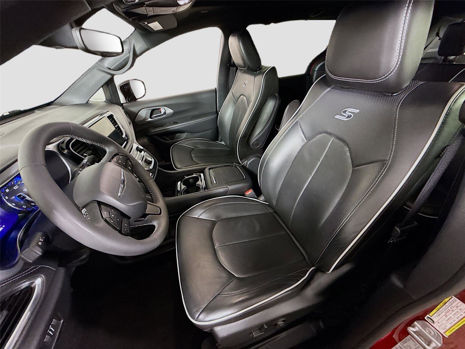 Used 2025 Chrysler Pacifica Limited image 15