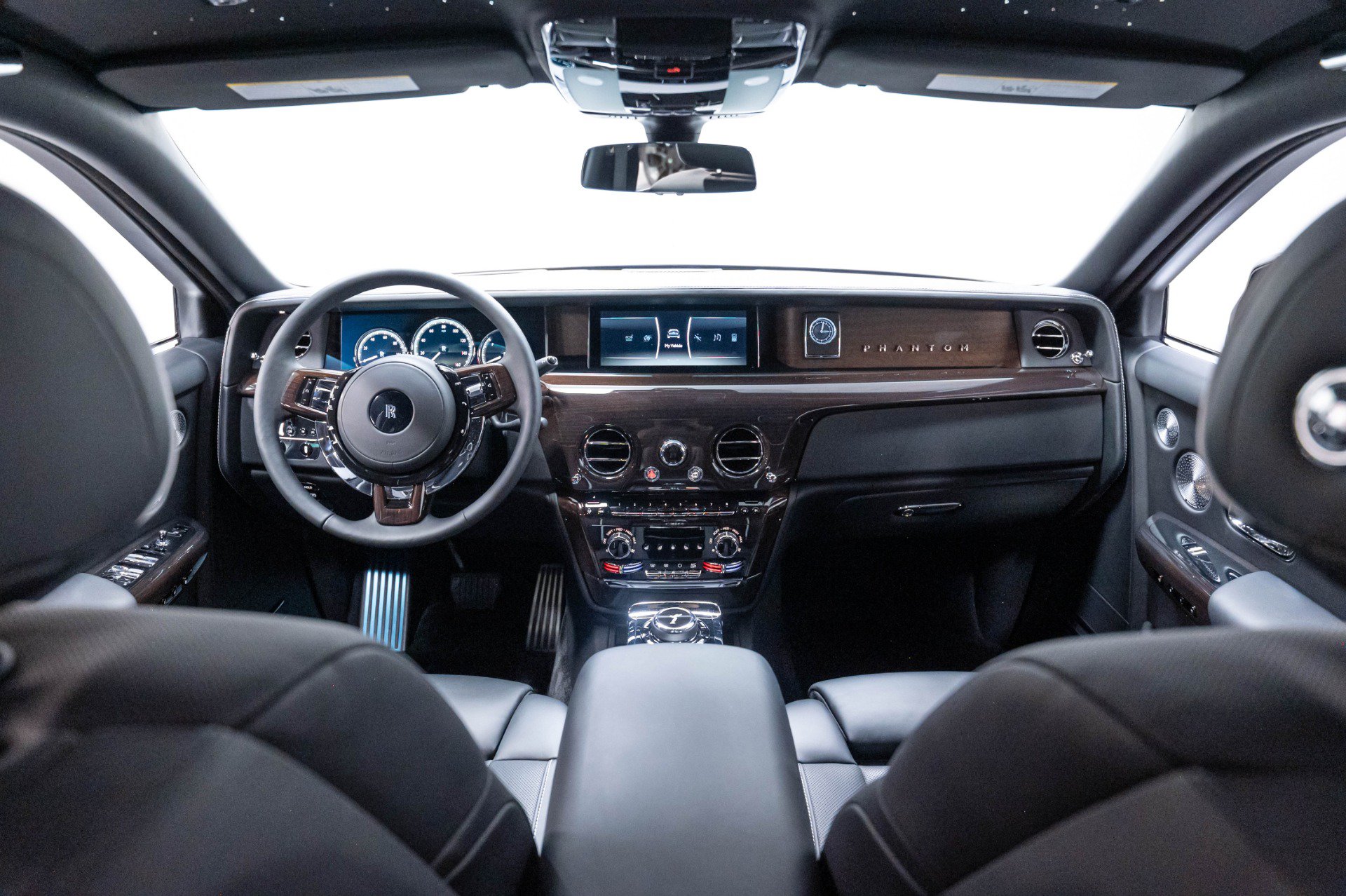 Used 2024 Rolls-Royce Phantom Sedan w/ The Phantom Package RWD image 33