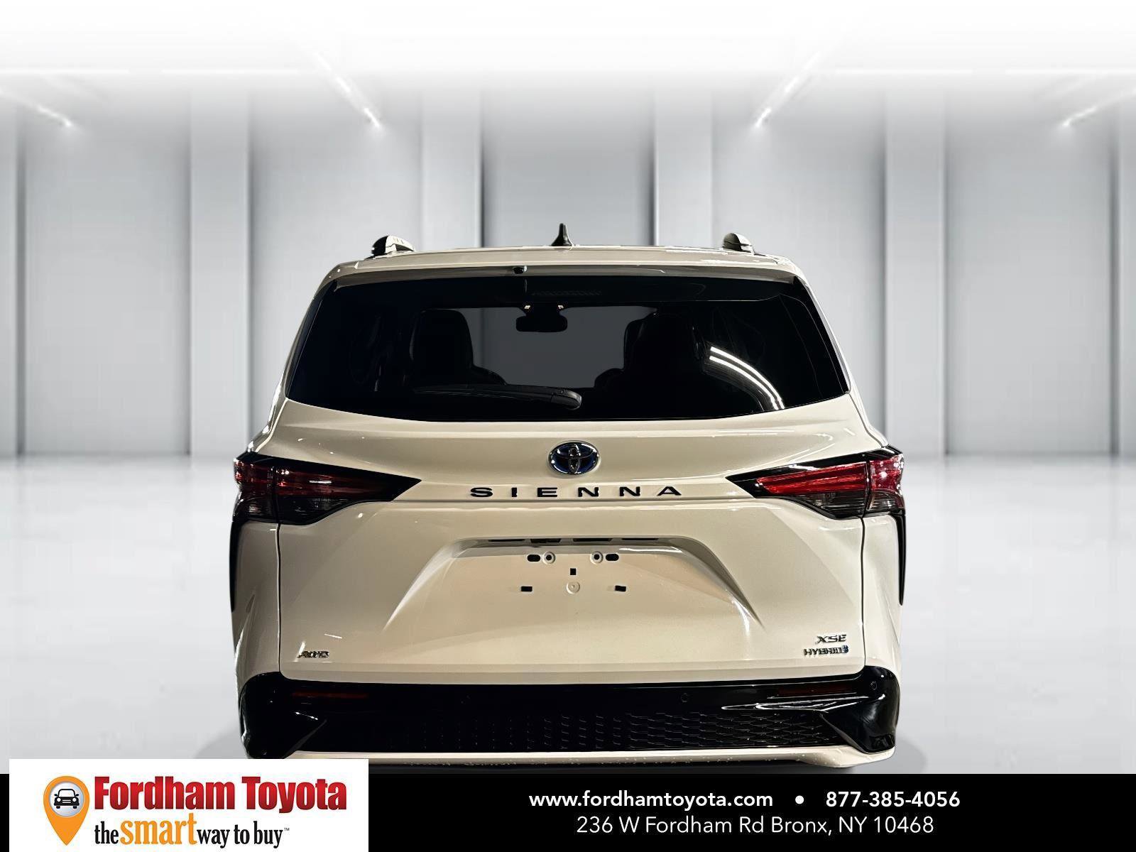 Used 2024 Toyota Sienna XSE w/ XSE Plus Package image 6
