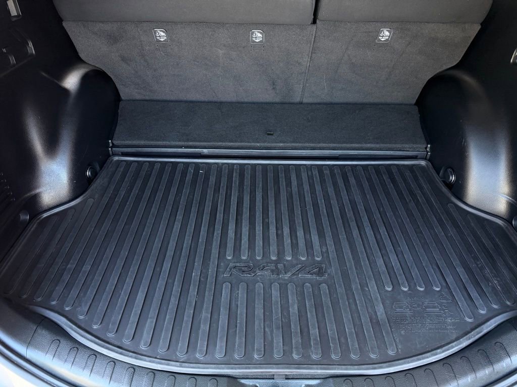 Used 2018 Toyota RAV4 XLE AWD/4WD image 19