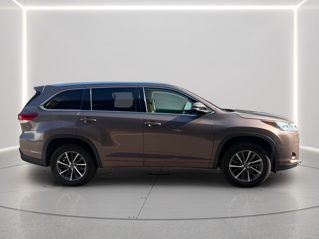 Used 2017 Toyota Highlander XLE FWD image 5