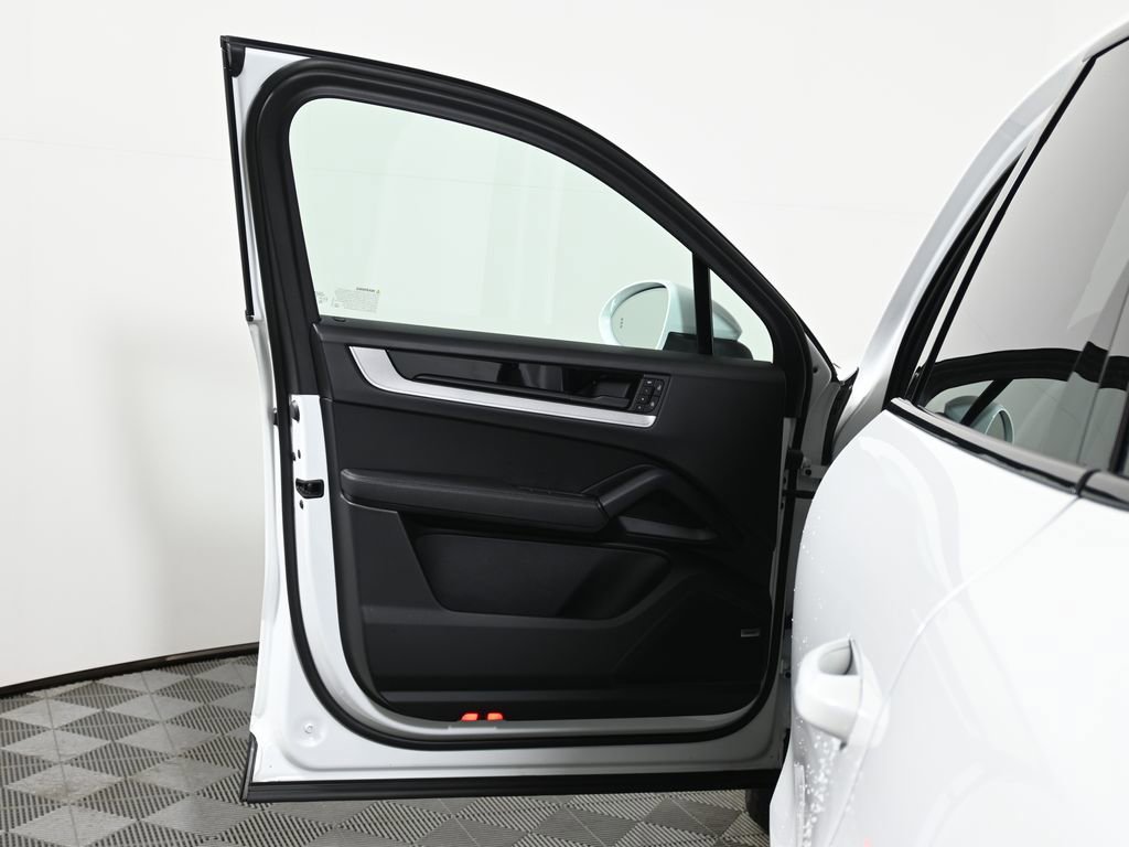 Used 2025 Porsche Cayenne image 30