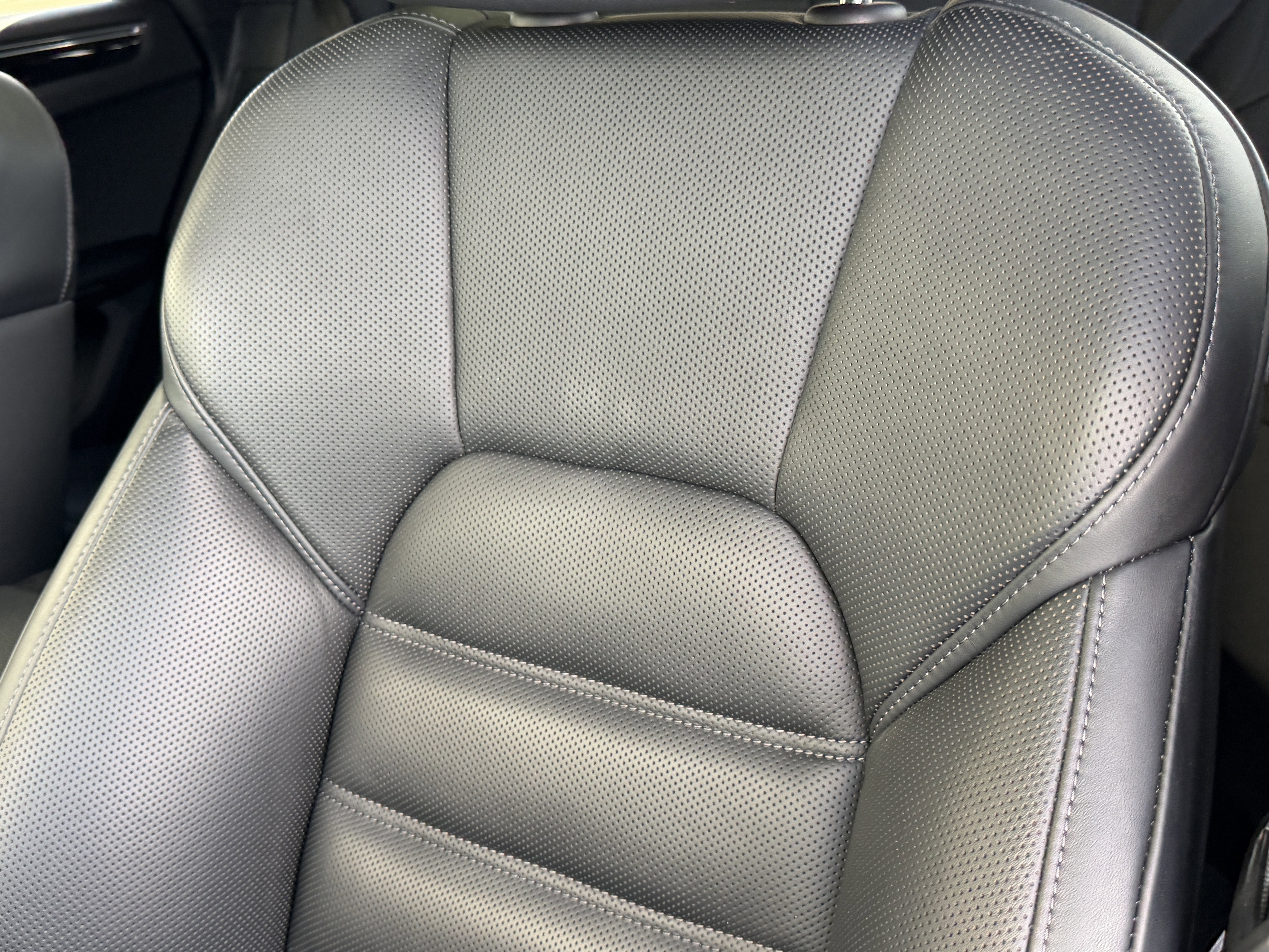 Certified 2025 Porsche Macan image 5