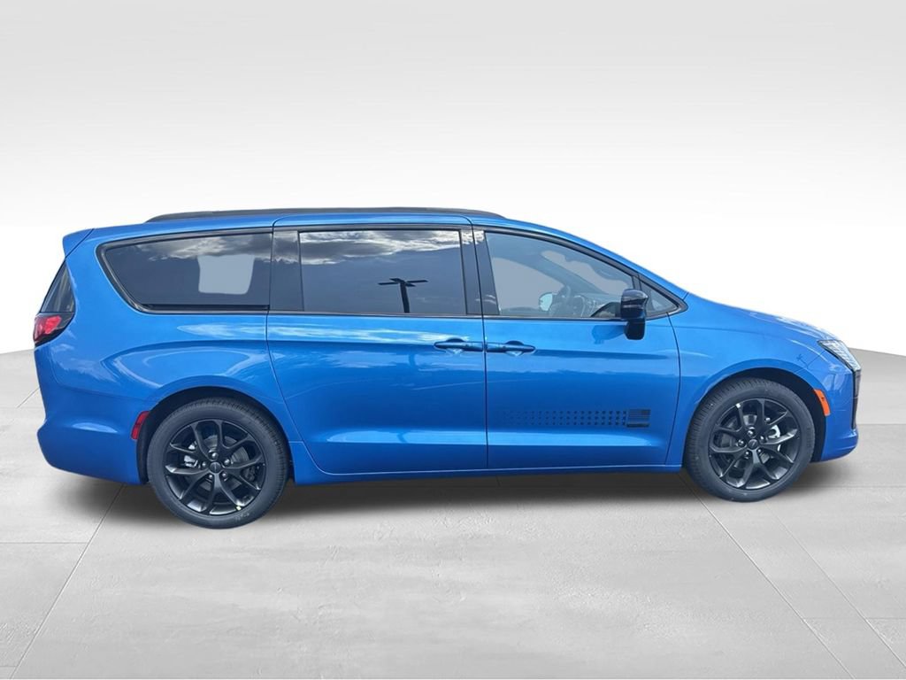 New 2027 Chrysler Pacifica Select FWD image 2
