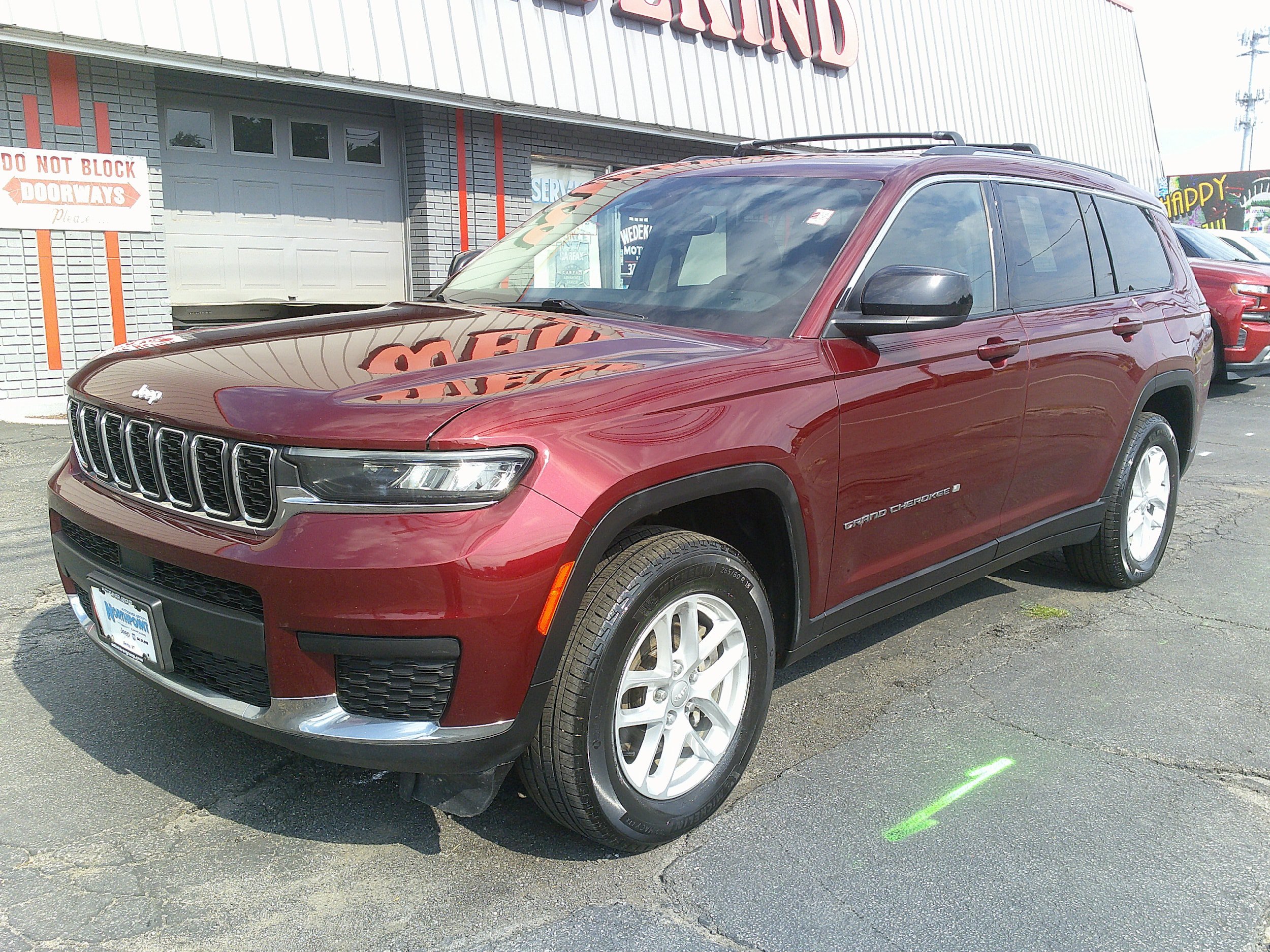 Used 2022 Jeep Grand Cherokee L Laredo w/ Luxury Tech Group I AWD/4WD image 2