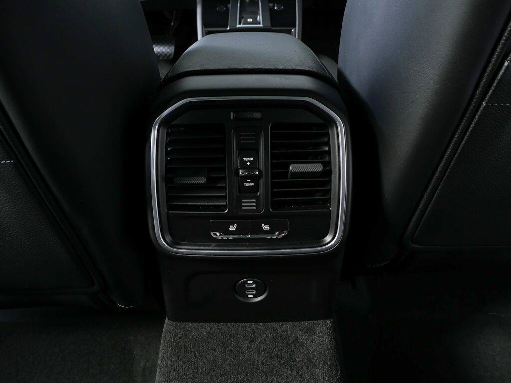 Certified 2026 Porsche Macan AWD/4WD image 19
