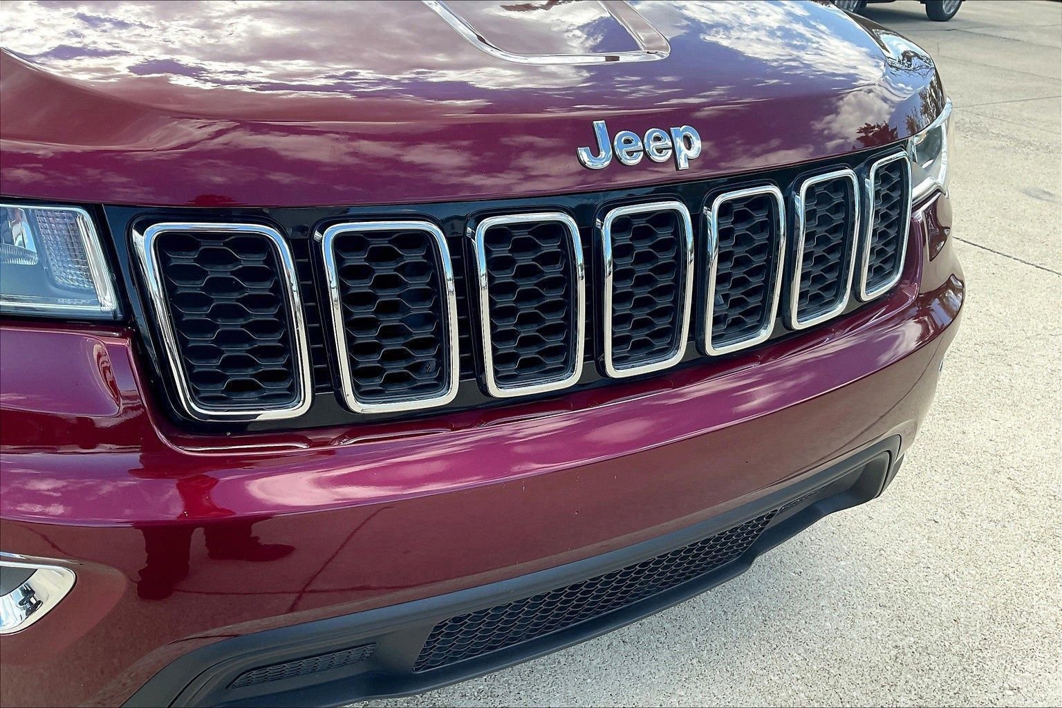 Used 2021 Jeep Grand Cherokee Laredo image 32