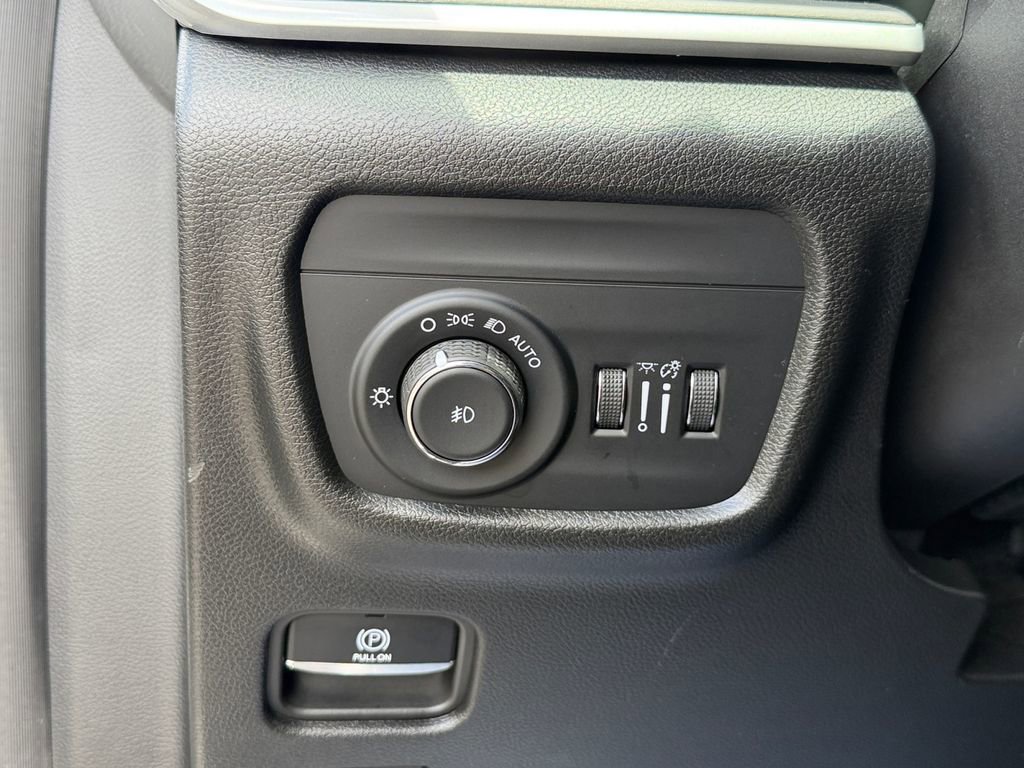 Used 2023 Jeep Grand Cherokee Limited AWD/4WD image 31