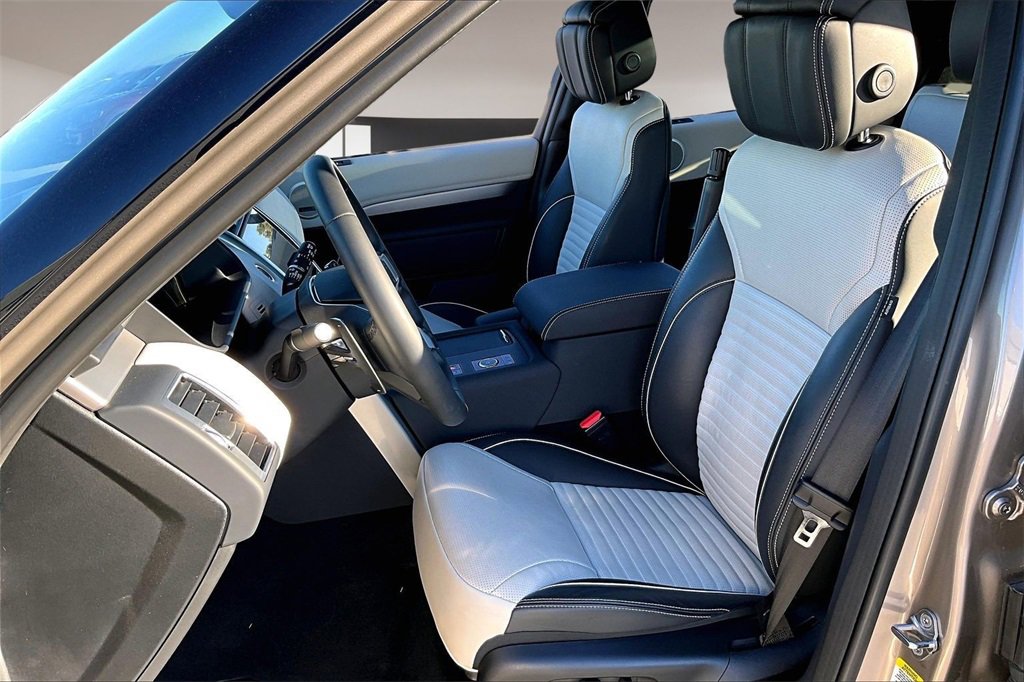 Used 2024 Land Rover Discovery Dynamic SE image 19