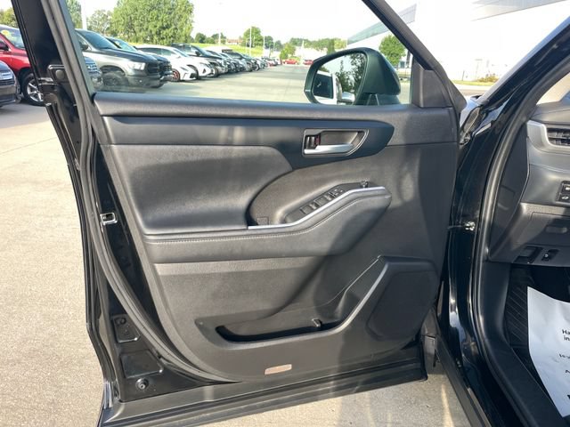 Used 2022 Toyota Highlander XLE AWD/4WD image 20