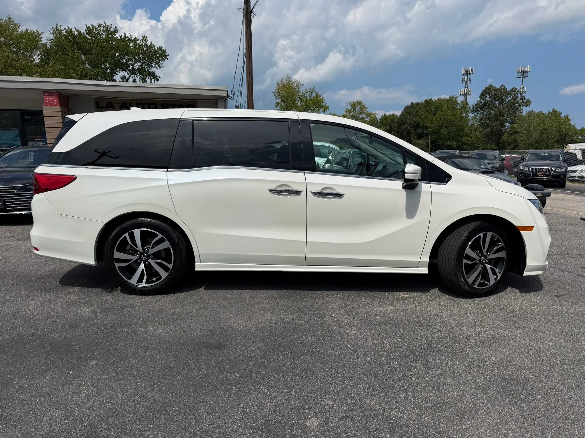 Used 2019 Honda Odyssey Elite image 2