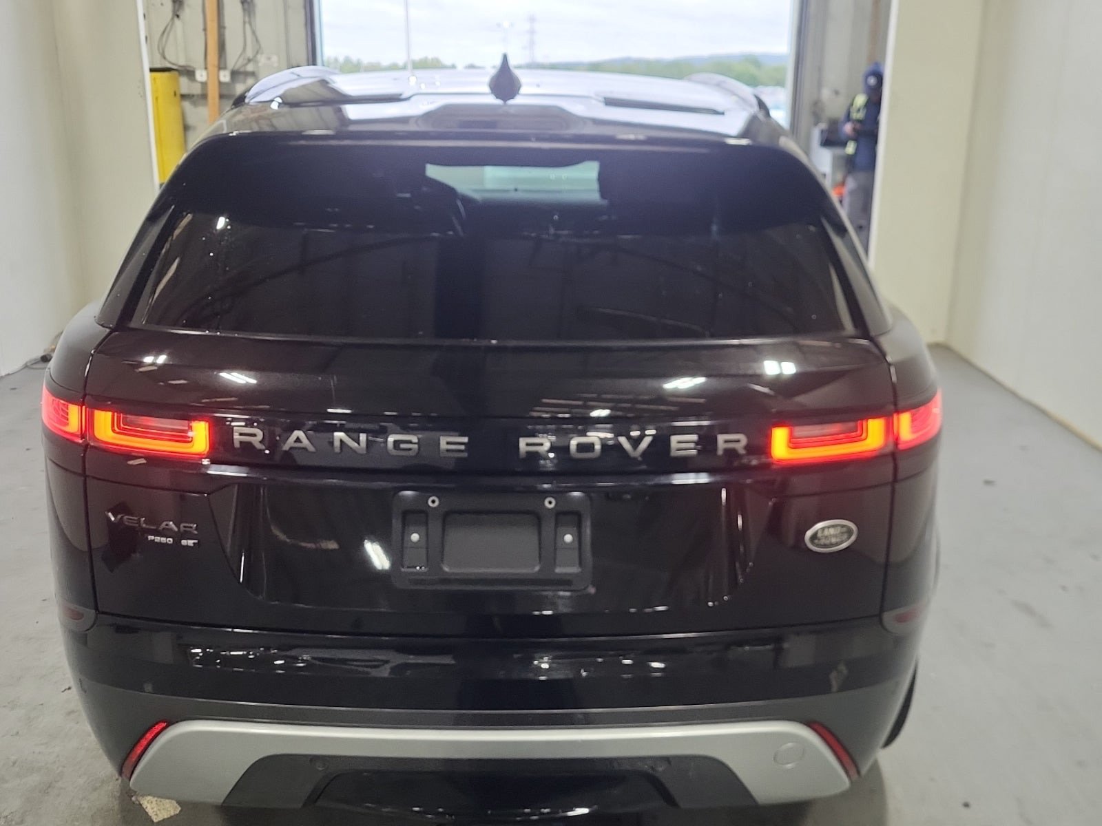 Used 2018 Land Rover Range Rover Velar R-Dynamic SE AWD/4WD image 4