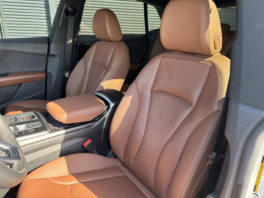 Used 2023 Audi Q8 Premium image 5