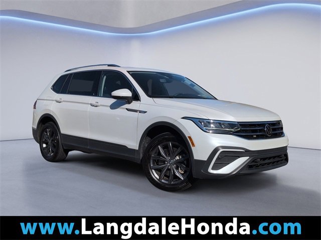 Used 2023 Volkswagen Tiguan SE w/ Panoramic Sunroof Package image 1