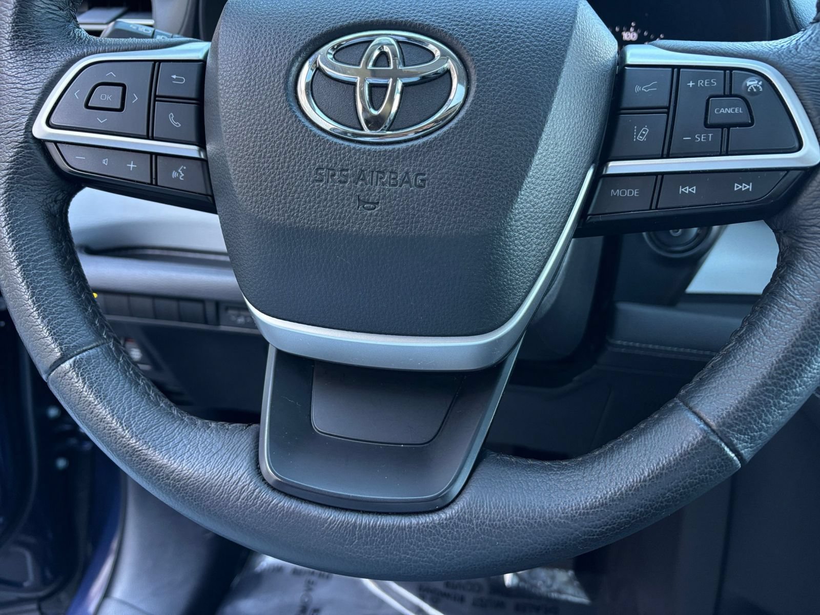 Used 2025 Toyota Sienna XLE FWD image 28