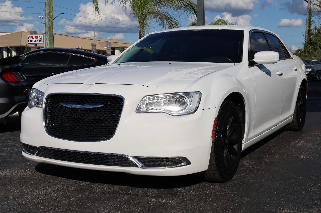 Used 2015 Chrysler 300 Limited RWD image 2