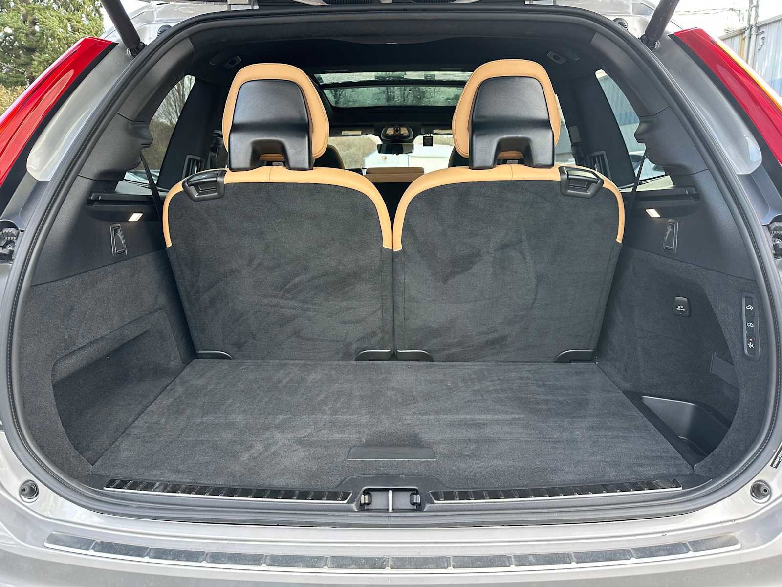 Used 2025 Volvo XC90 B6 Ultra w/ Lounge Package image 14