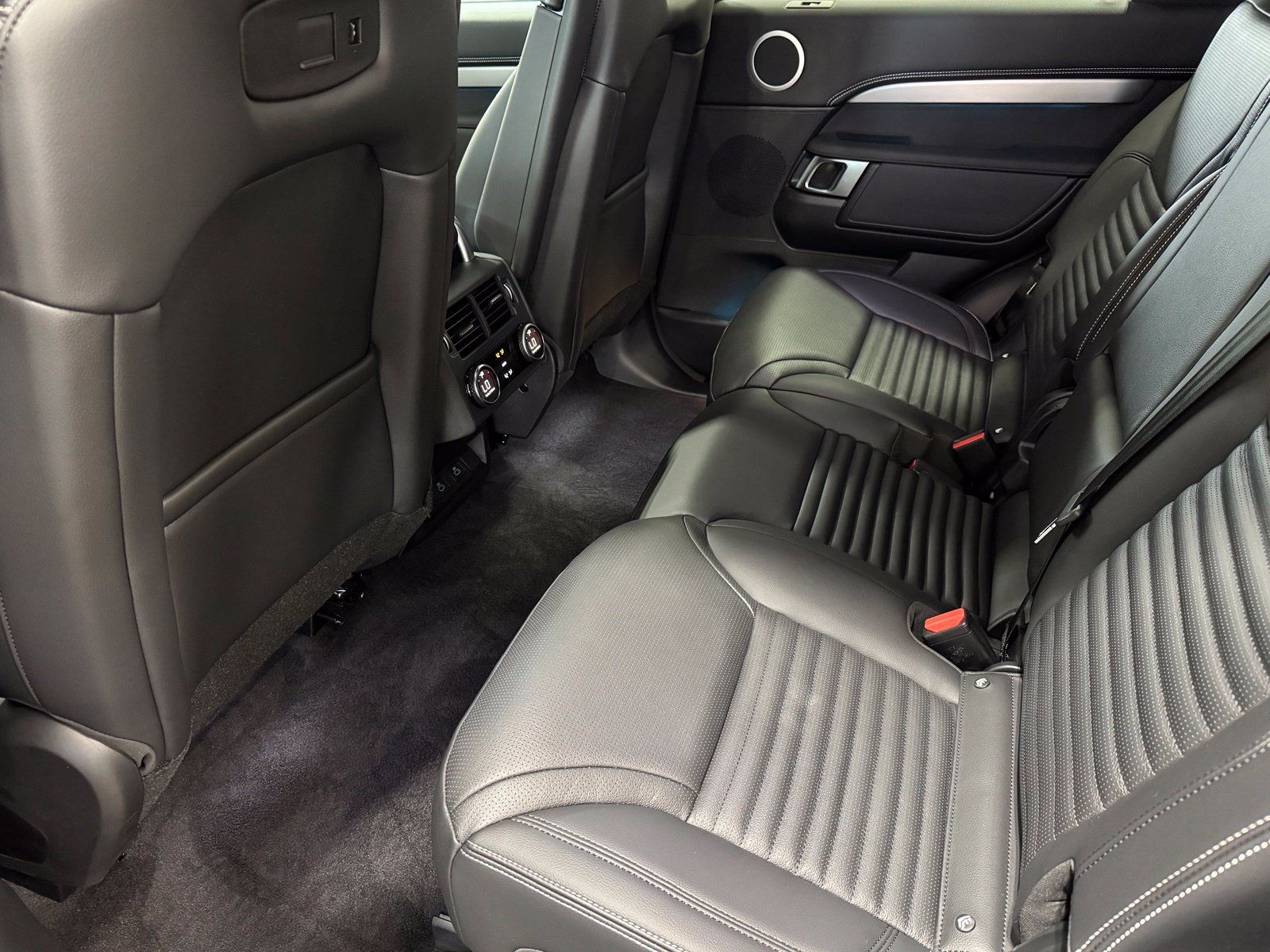 New 2026 Land Rover Discovery Limited Edition AWD/4WD image 35