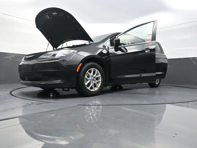 Used 2023 Chrysler Voyager LX image 30