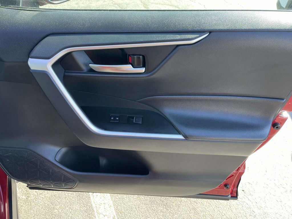 Used 2025 Toyota RAV4 XLE image 44