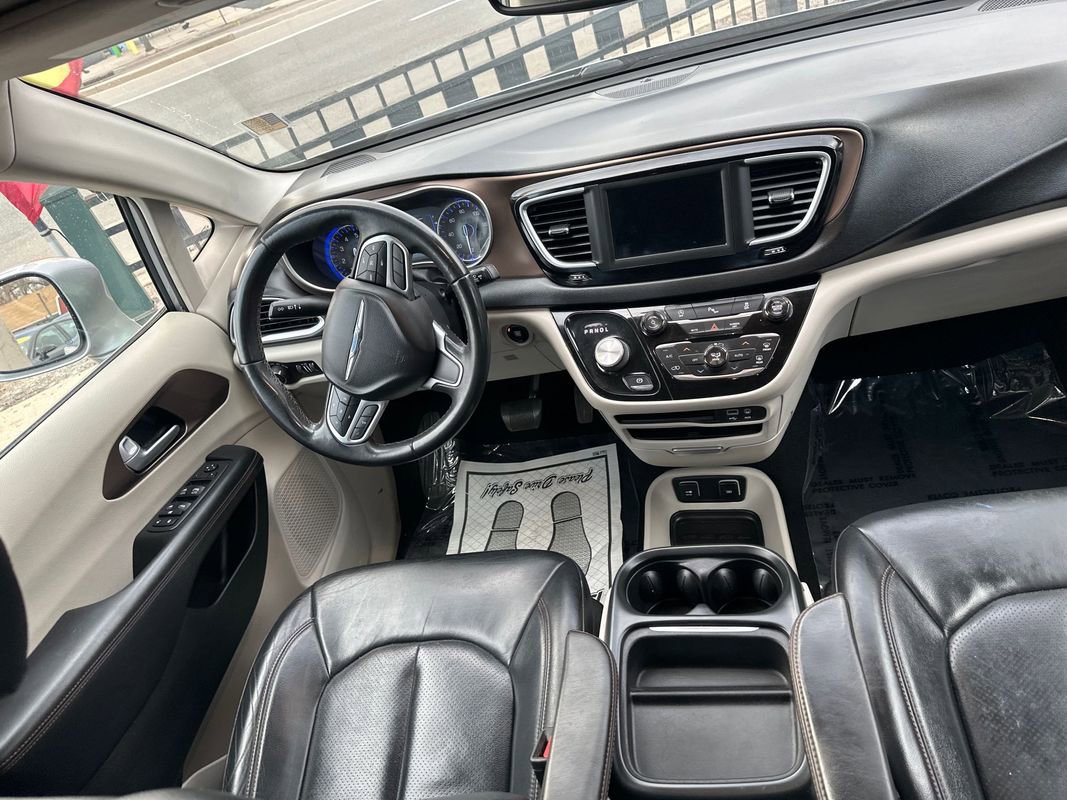 Used 2018 Chrysler Pacifica Touring-L FWD image 25
