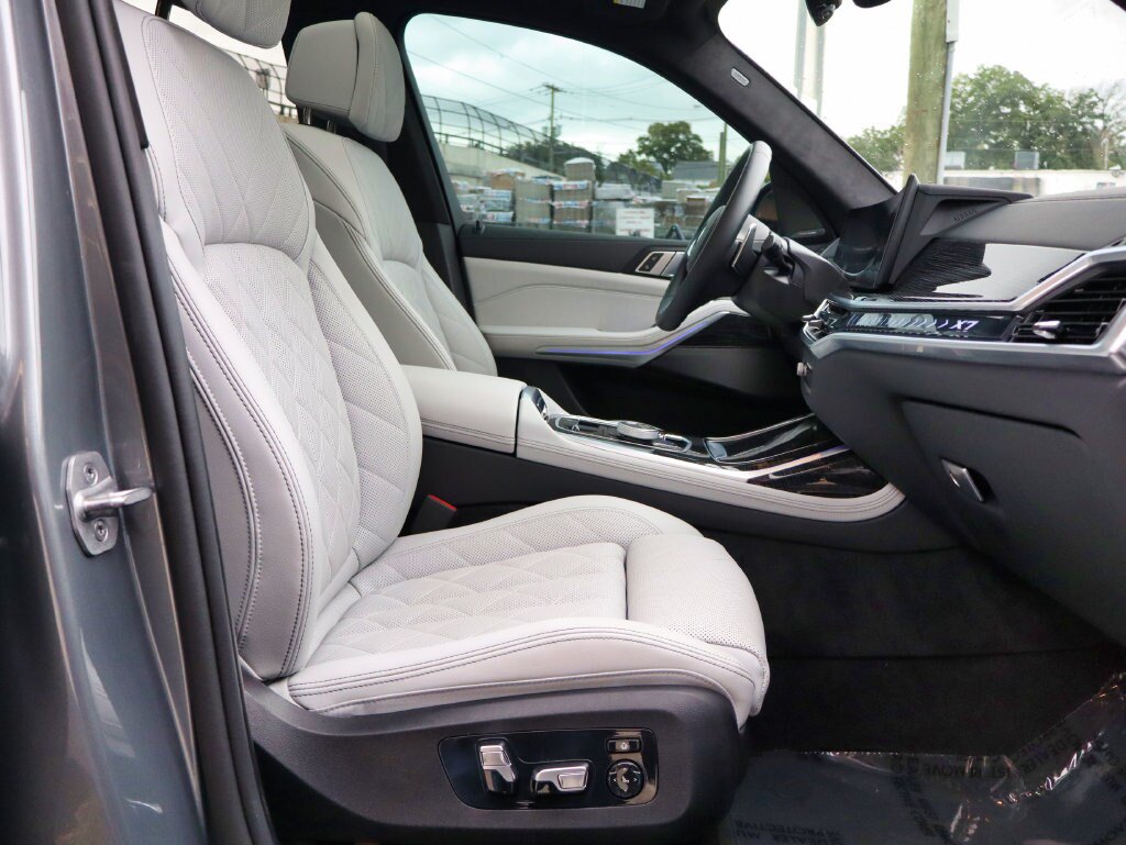 Used 2025 BMW X7 xDrive40i w/ M Sport Package AWD/4WD image 22