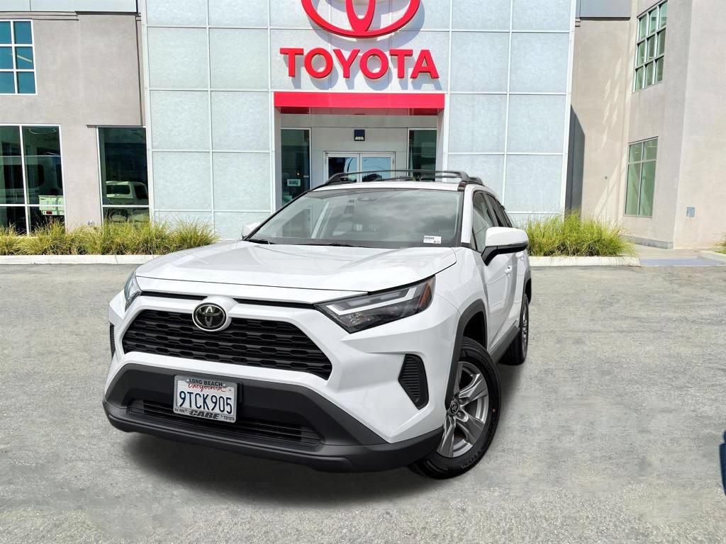 Used 2025 Toyota RAV4 XLE AWD/4WD image 4
