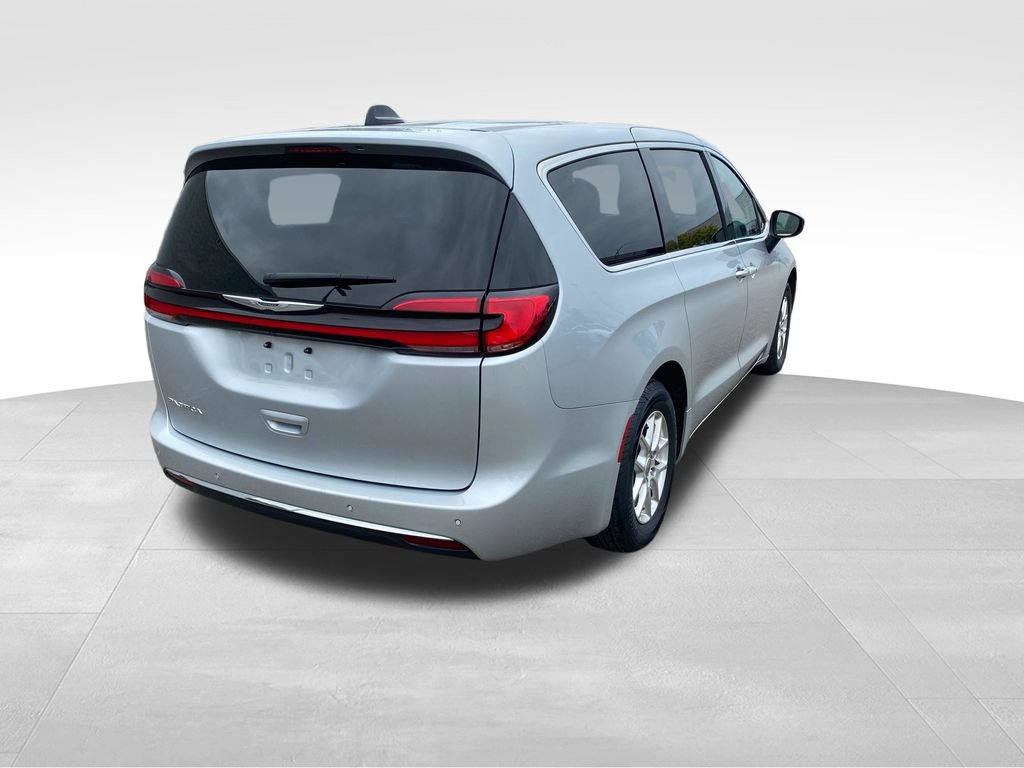 Used 2023 Chrysler Pacifica Touring-L FWD image 5
