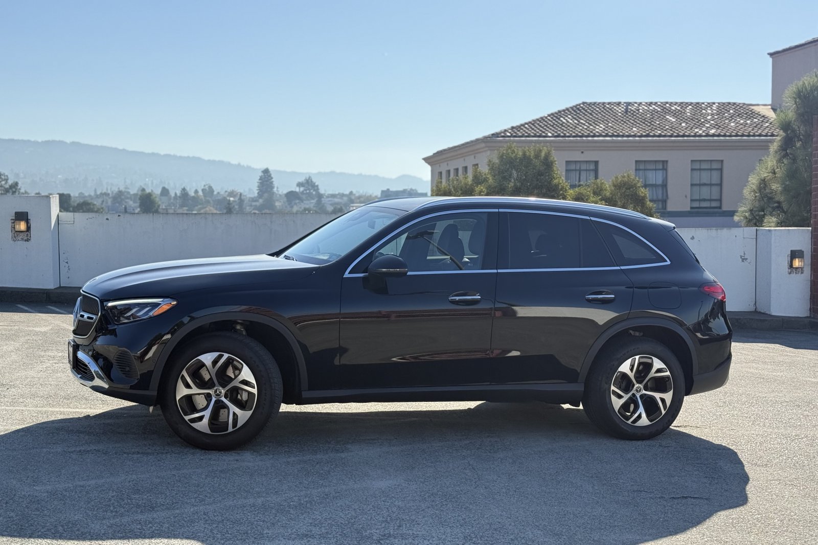 Used 2025 Mercedes-Benz GLC 350e 4MATIC image 3