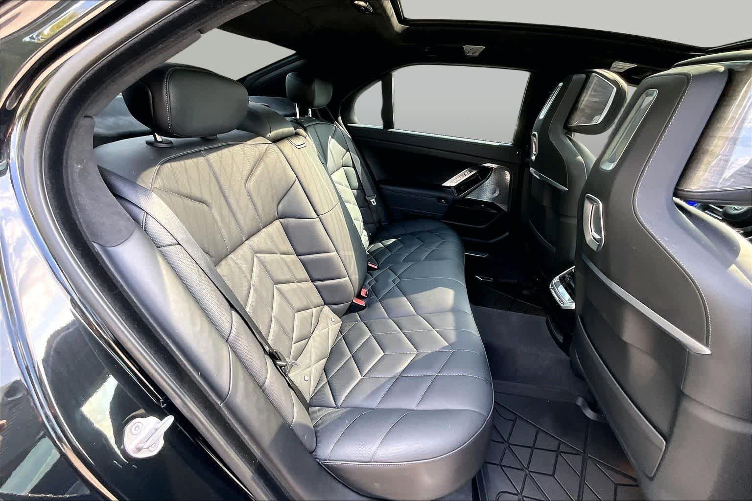 Used 2024 BMW 760i xDrive w/ Executive Package AWD/4WD image 19