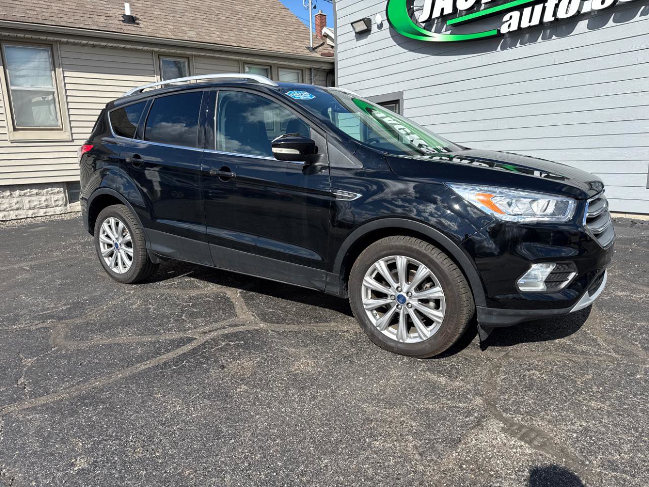 Used 2017 Ford Escape Titanium image 2