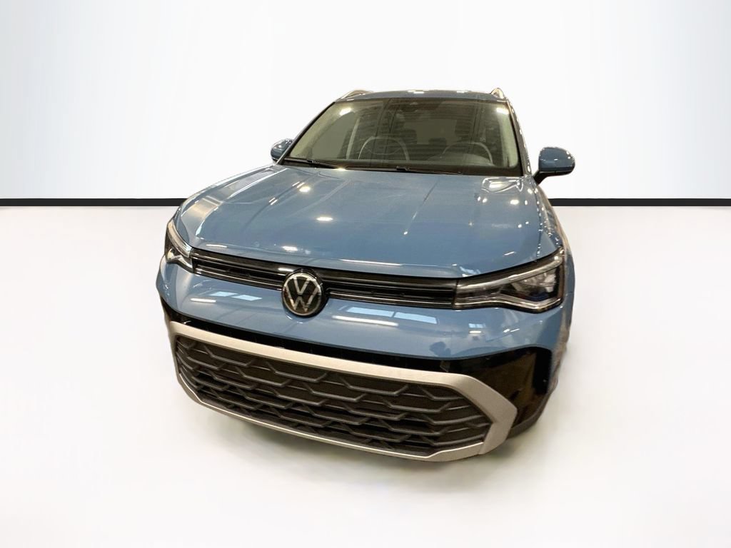 Used 2025 Volkswagen Taos SE AWD/4WD image 2