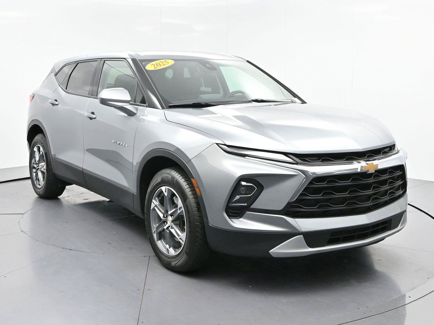 Used 2025 Chevrolet Blazer LT AWD/4WD image 2