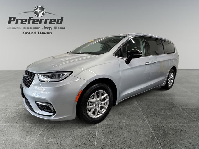 Used 2024 Chrysler Pacifica Touring-L FWD image 3