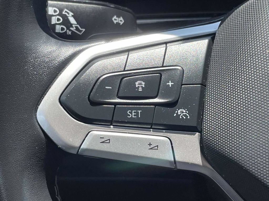 Used 2025 Volkswagen Atlas SE FWD image 31