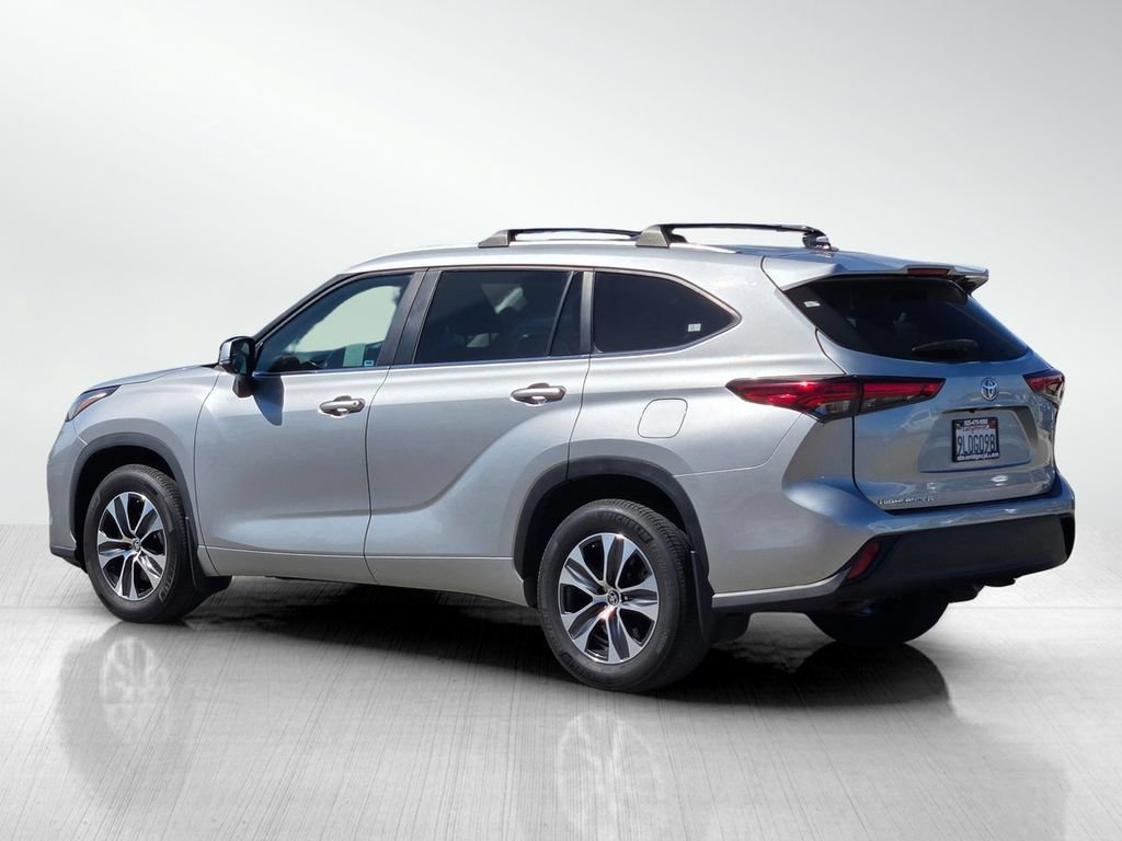 Used 2023 Toyota Highlander XLE FWD image 8