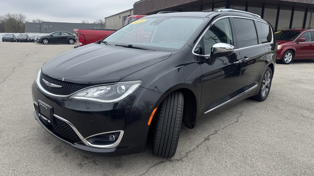 Used 2019 Chrysler Pacifica Limited w/ Tire & Wheel Group FWD image 4