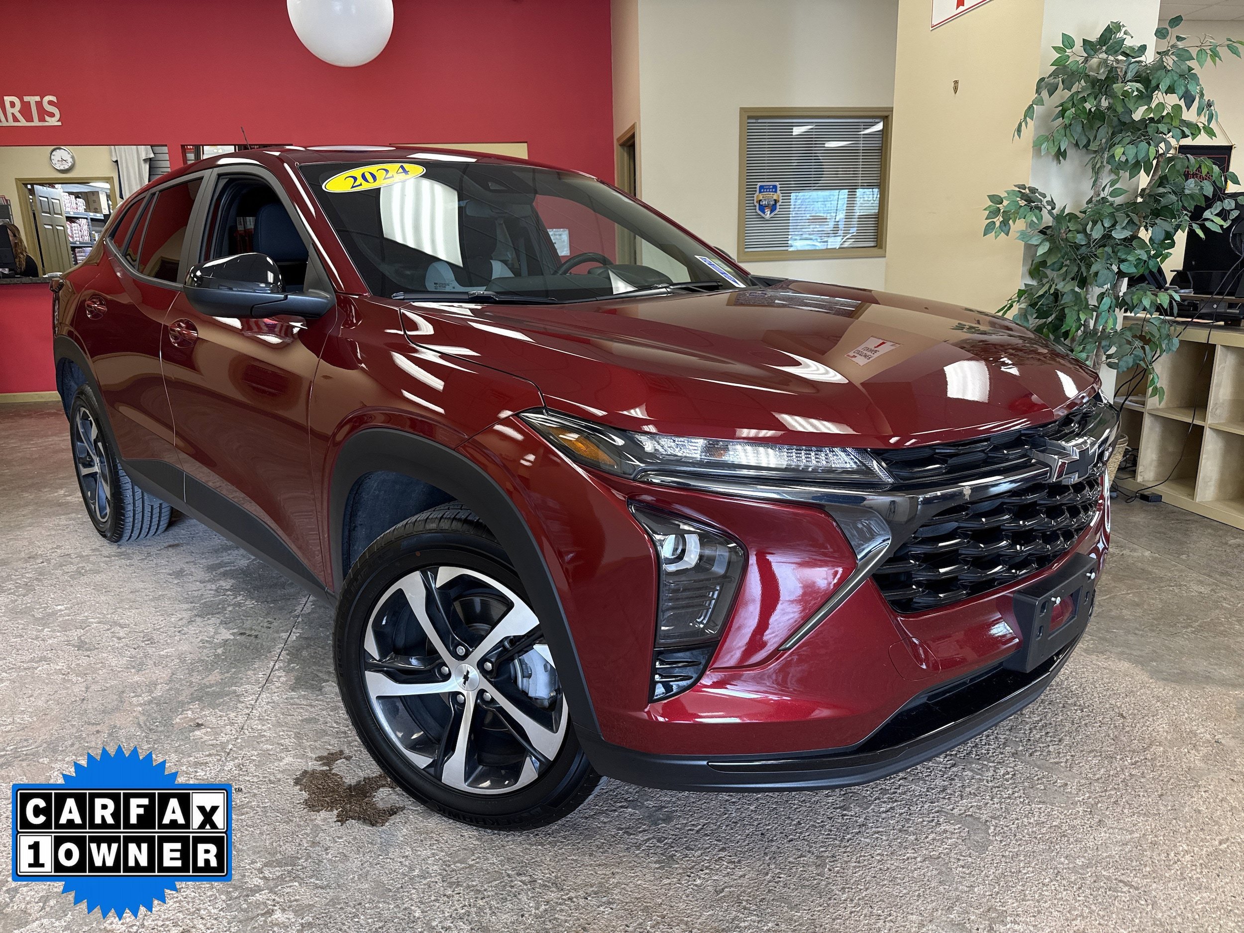 Used 2024 Chevrolet Trax RS FWD image 1
