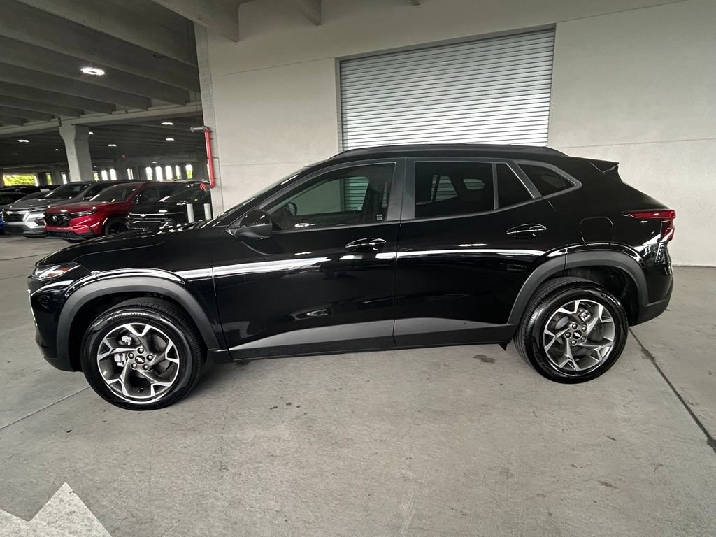 Used 2025 Chevrolet Trax LT w/ Driver Confidence Package FWD video 2