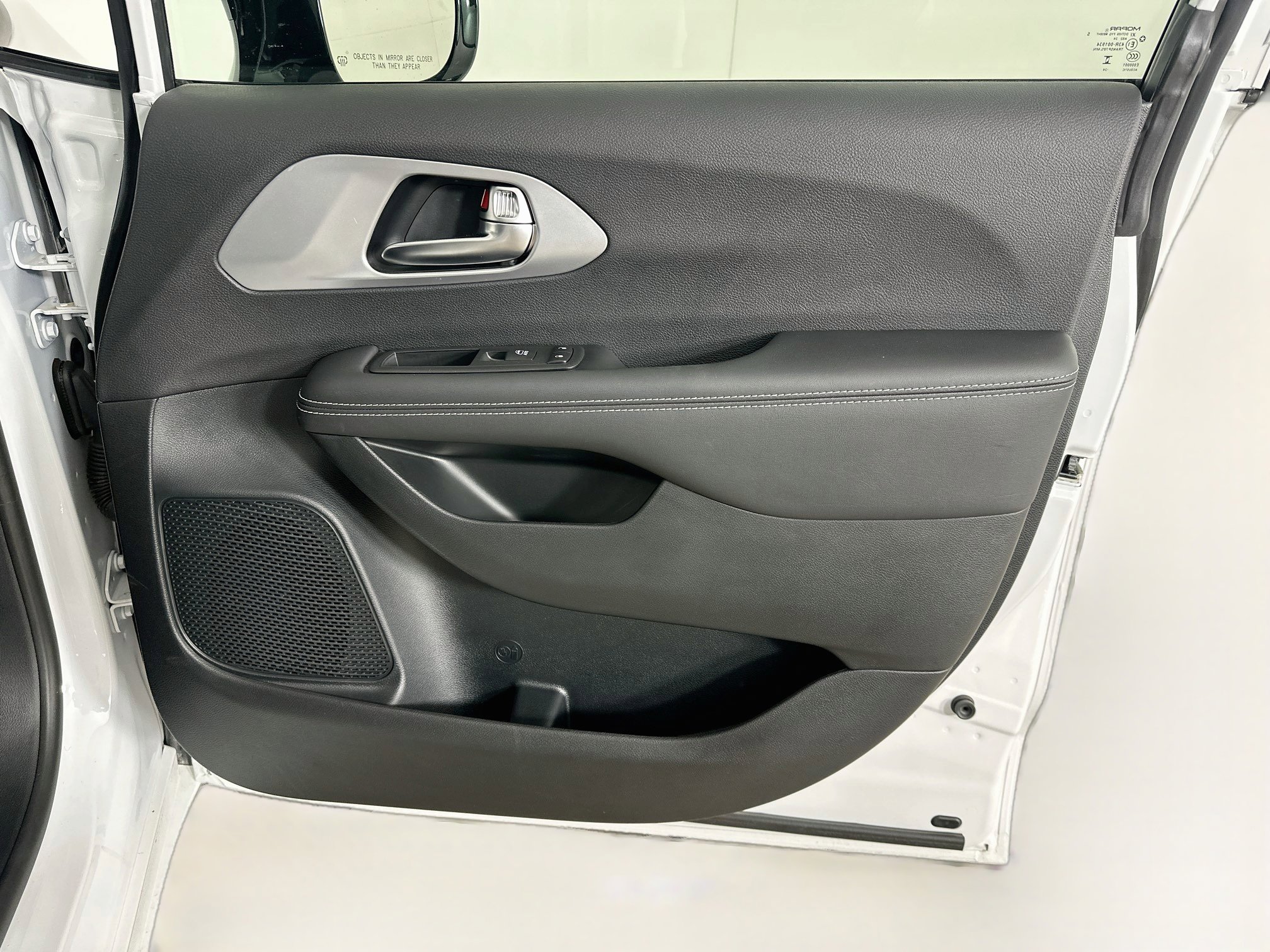 Used 2025 Chrysler Pacifica Premium FWD image 34
