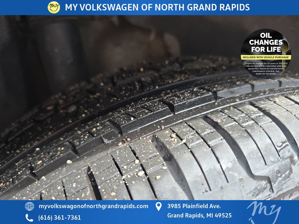 Used 2025 Volkswagen Tiguan SE AWD/4WD image 48
