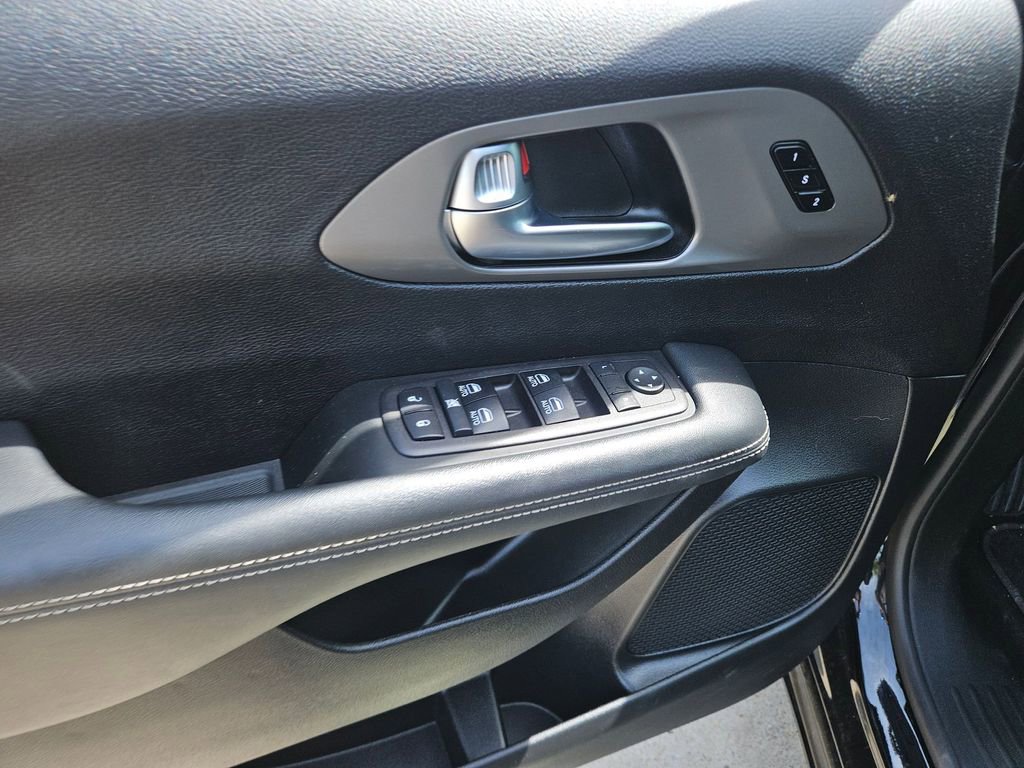 Used 2025 Chrysler Pacifica Select image 15
