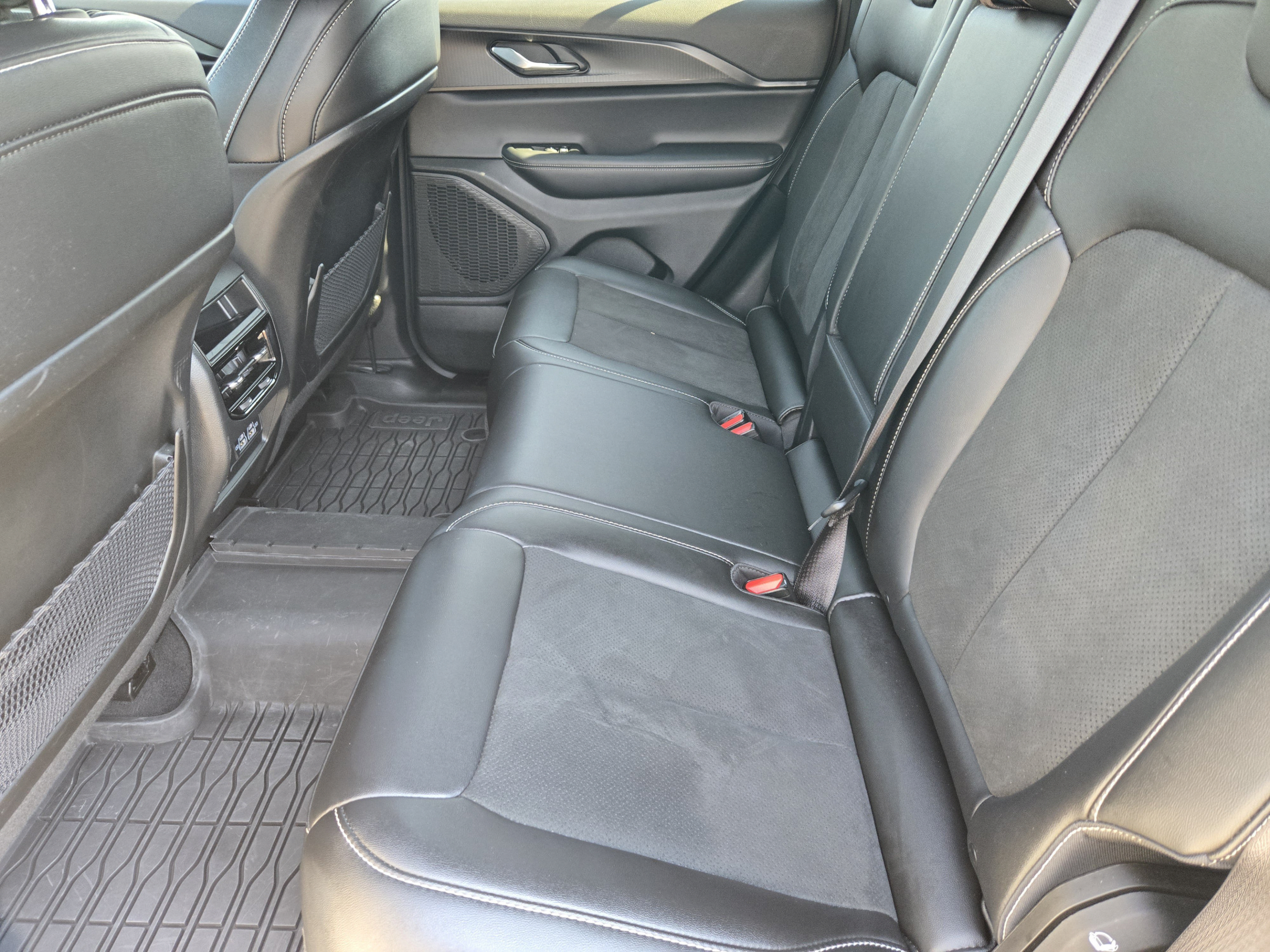 Used 2025 Jeep Grand Cherokee Altitude AWD/4WD image 27