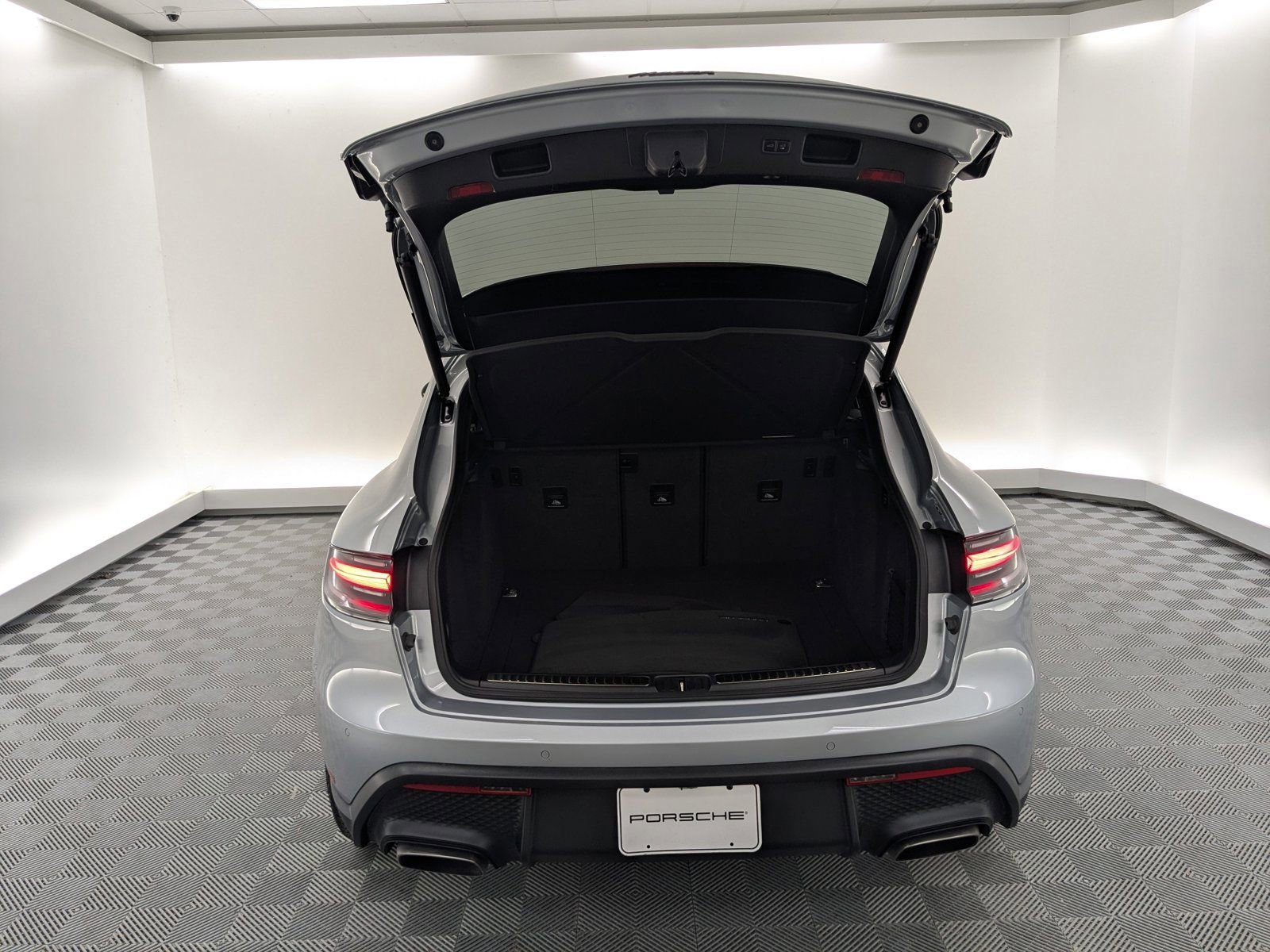 Certified 2025 Porsche Macan image 10