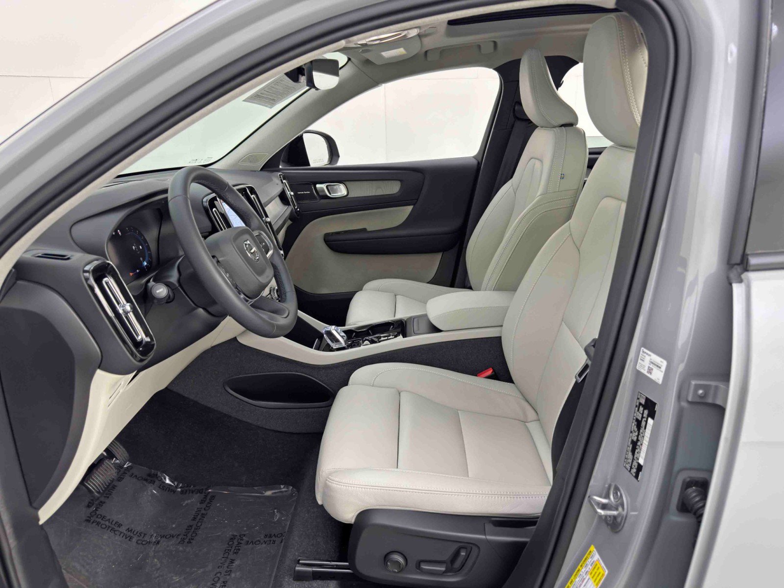 Used 2024 Volvo XC40 B5 Ultimate w/ Protection Package Premier image 17