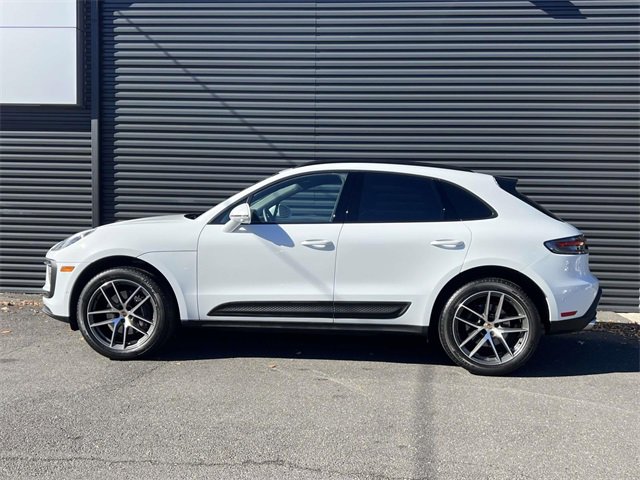 Certified 2022 Porsche Macan image 2