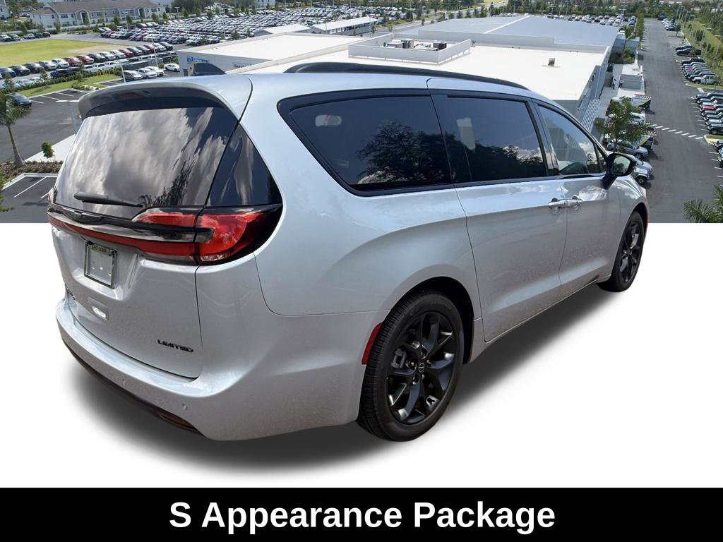 New 2026 Chrysler Pacifica Limited w/ Uconnect Theater Family Group FWD image 4